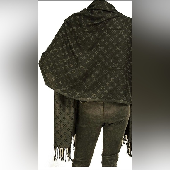 Louis Vuitton Monogram reversible Shawl. Pre own condition. - Picture 4 of 5